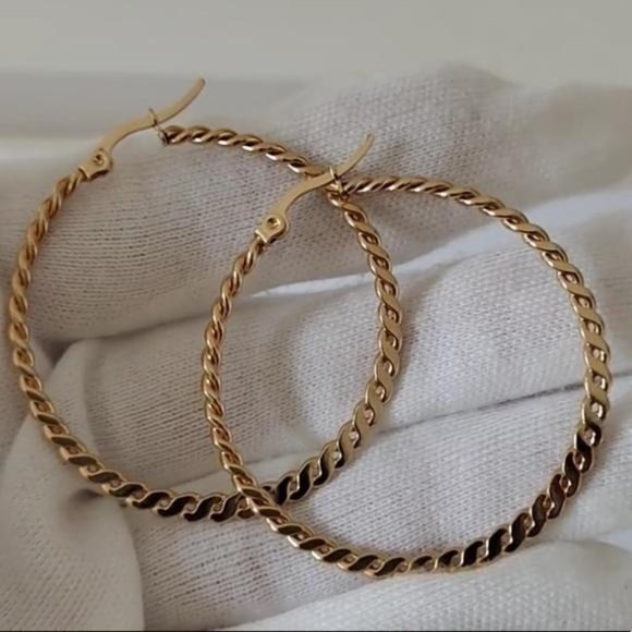 18K gold thin hoop earrings, beautiful Earrings, cute Earrings. - Picture 4 of 4
